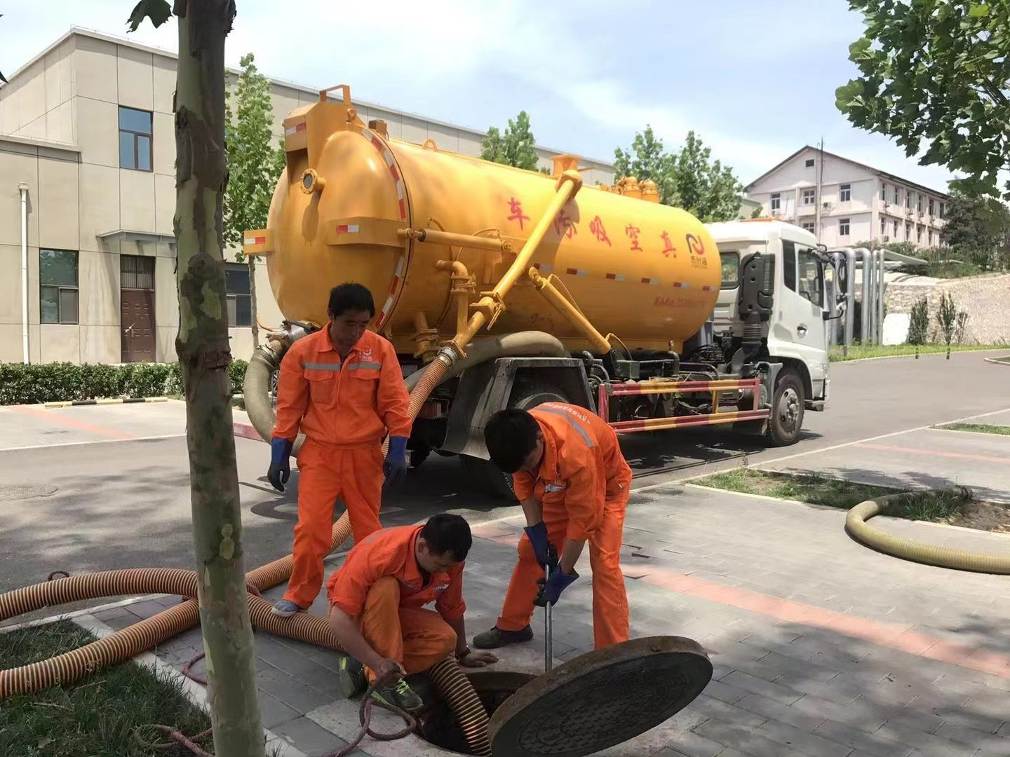 东营管道疏通车停在窨井附近