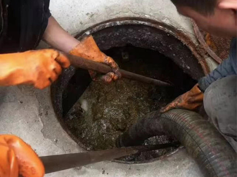 东营清理化粪池时如何避免沼气的危害？